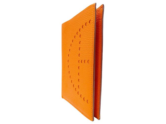 Billetera bi-fold compacta Evelyne de Hermès en naranja - vista 4