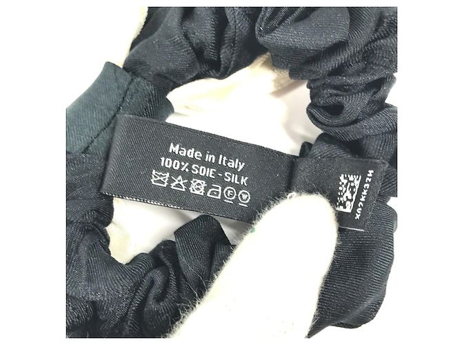 Chanel Vintage CC Coco Mark Scrunchie de Seda Negro Blanco - vista 10