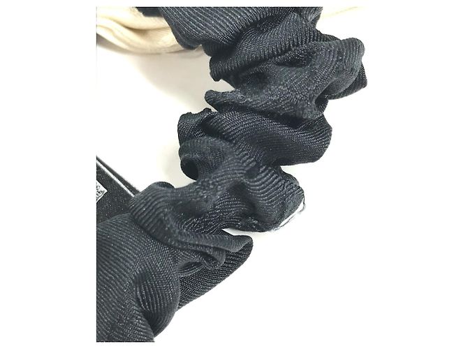 Chanel Vintage CC Coco Mark Scrunchie de Seda Negro Blanco - vista 11