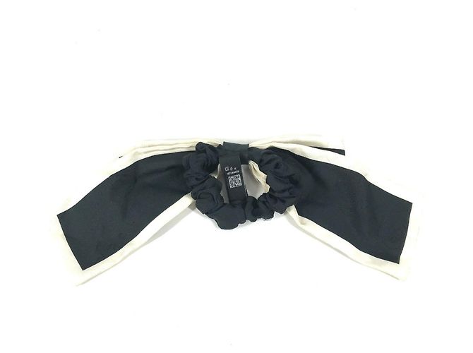 Chanel Vintage CC Coco Mark Scrunchie de Seda Negro Blanco - vista 2