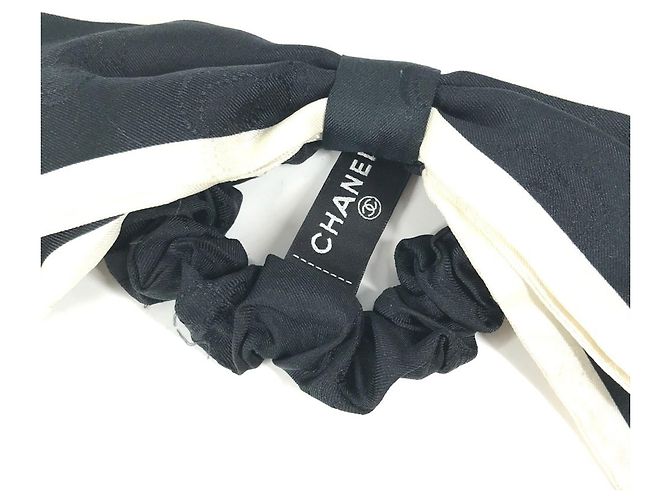 Chanel Vintage CC Coco Mark Scrunchie de Seda Negro Blanco - vista 4