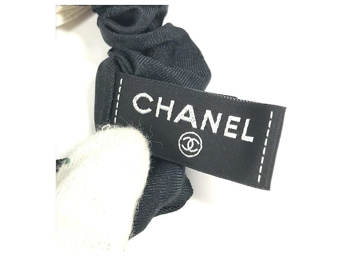 Chanel Vintage CC Coco Mark Scrunchie de Seda Negro Blanco - vista 9