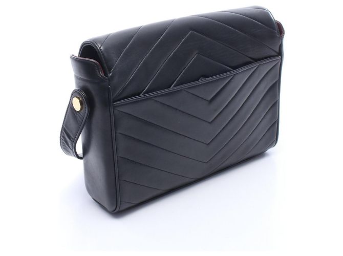 Bolsa de ombro Chanel Chevron V-Stitch em couro de cordeiro preto - vista 2