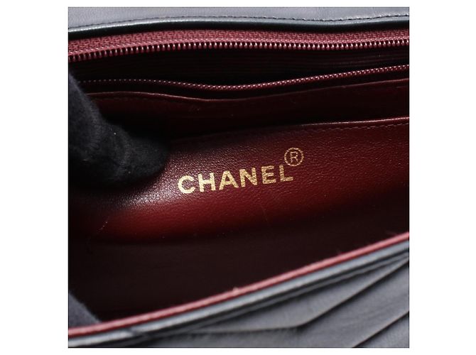 Bolsa de ombro Chanel Chevron V-Stitch em couro de cordeiro preto - vista 4