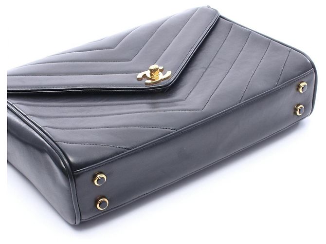 Bolsa de ombro Chanel Chevron V-Stitch em couro de cordeiro preto - vista 8
