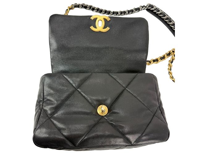 Chanel 19 Grande Borsa in Pelle di Agnello Trapuntata Nera Liscia con Patta Nero - vista 10
