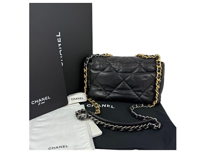 Chanel 19 Grande Borsa in Pelle di Agnello Trapuntata Nera Liscia con Patta Nero - vista 2