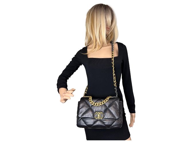Chanel 19 Grande Borsa in Pelle di Agnello Trapuntata Nera Liscia con Patta Nero - vista 4