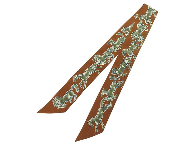 Foulard in seta Hermès Twilly Chevaux en Liberté Marrone Bianco Cachi - vista 2