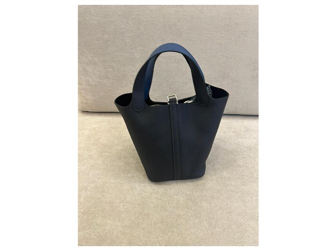 Hermès Picotin Lock 18 in pelle Caban Nero Bleu Tie Palladio Blu scuro - vista 2