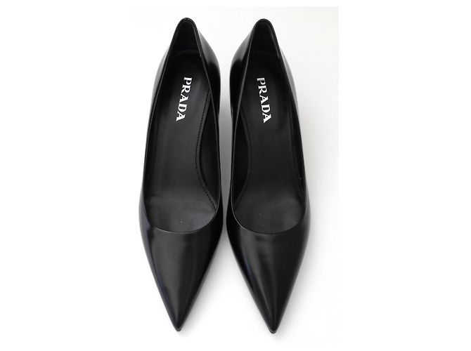 Escarpins à talons moyens pointus Prada en cuir noir - vue 2