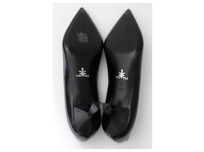 Escarpins à talons moyens pointus Prada en cuir noir - vue 5
