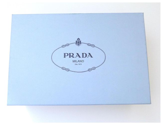 Escarpins à talons moyens pointus Prada en cuir noir - vue 7