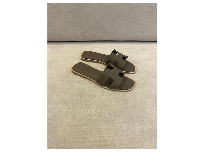 Sandali Hermès Oran in pelle Epsom Étoupe Grigio - vista 2