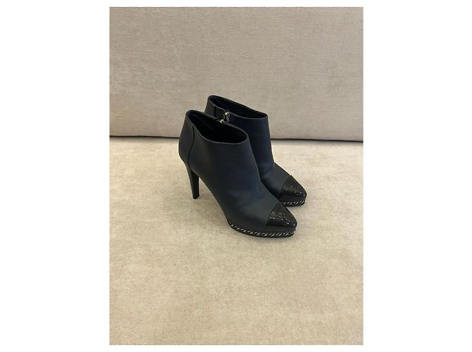 Stivaletti Chanel in pelle nera logo CC e catena Nero - vista 4