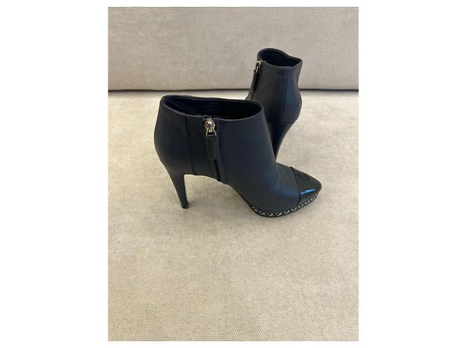 Stivaletti Chanel in pelle nera logo CC e catena Nero - vista 5