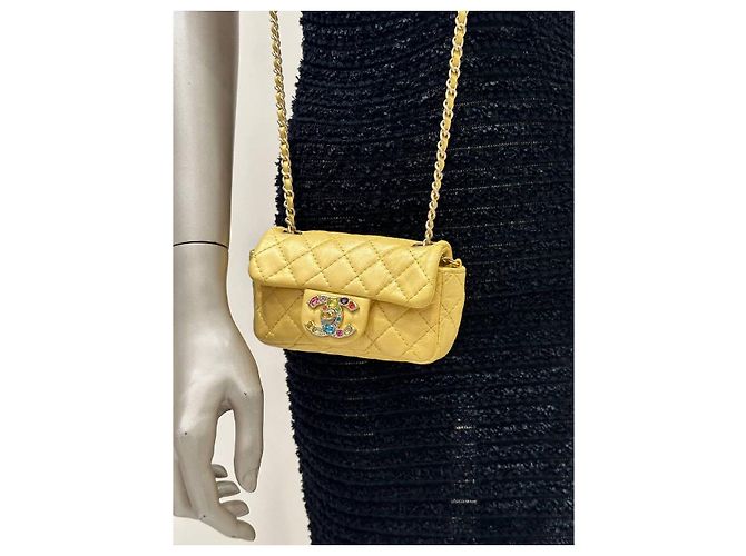 Borsa flap extra mini in pelle di agnello iridescente gialla di Chanel, usata - vista 10