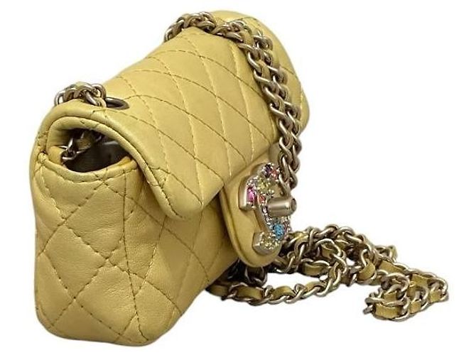 Borsa flap extra mini in pelle di agnello iridescente gialla di Chanel, usata - vista 2