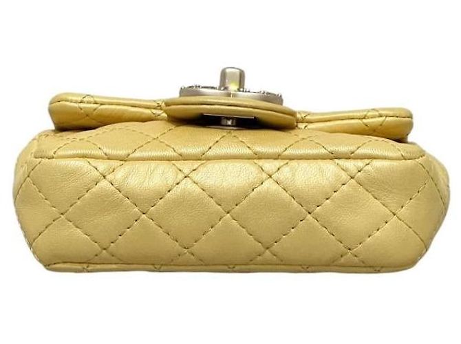 Borsa flap extra mini in pelle di agnello iridescente gialla di Chanel, usata - vista 3