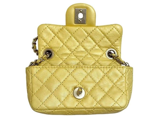 Borsa flap extra mini in pelle di agnello iridescente gialla di Chanel, usata - vista 4