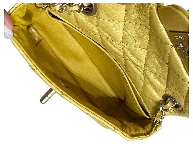 Borsa flap extra mini in pelle di agnello iridescente gialla di Chanel, usata - vista 5