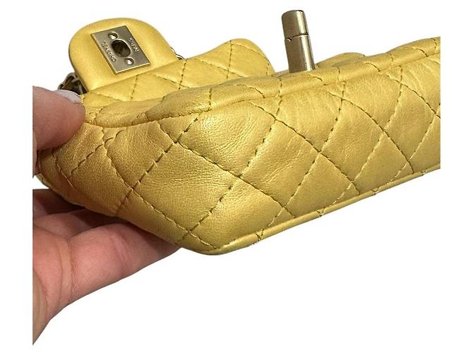 Borsa flap extra mini in pelle di agnello iridescente gialla di Chanel, usata - vista 6