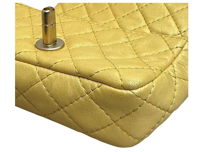 Borsa flap extra mini in pelle di agnello iridescente gialla di Chanel, usata - vista 7