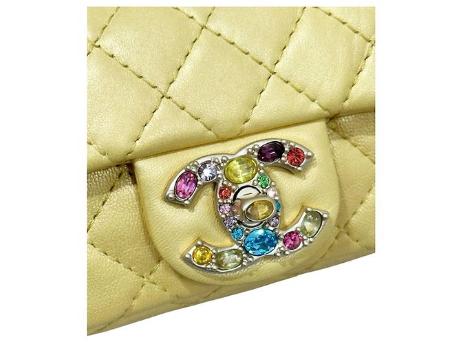 Borsa flap extra mini in pelle di agnello iridescente gialla di Chanel, usata - vista 8