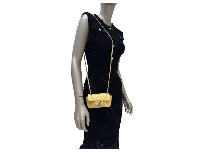 Borsa flap extra mini in pelle di agnello iridescente gialla di Chanel, usata - vista 9
