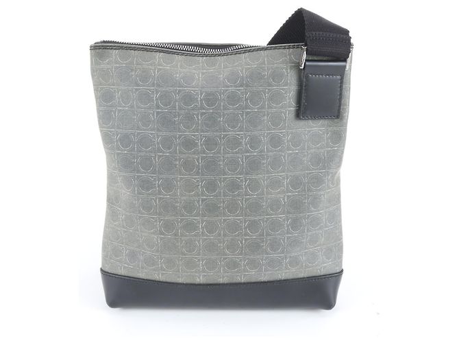 Borsa a Spalla in Pelle Gancini di Salvatore Ferragamo - vista 2