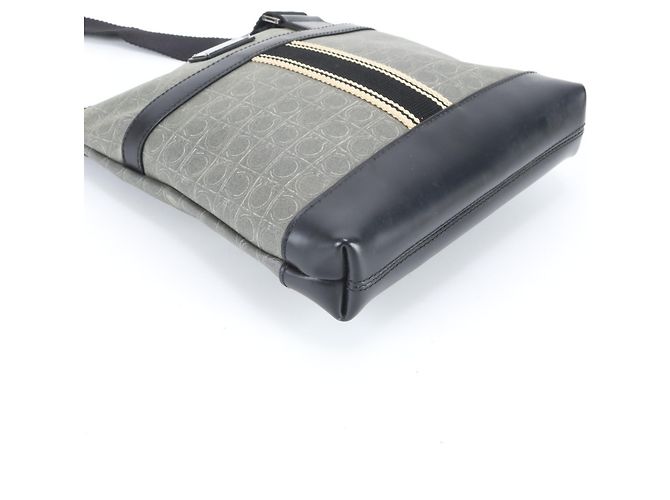 Borsa a Spalla in Pelle Gancini di Salvatore Ferragamo - vista 4