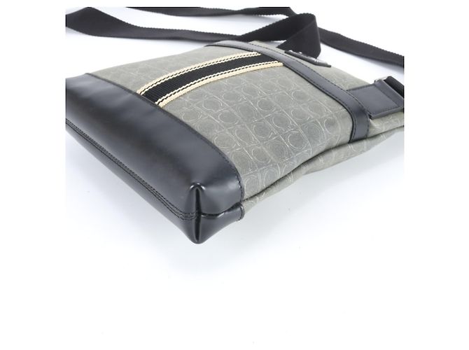 Borsa a Spalla in Pelle Gancini di Salvatore Ferragamo - vista 5