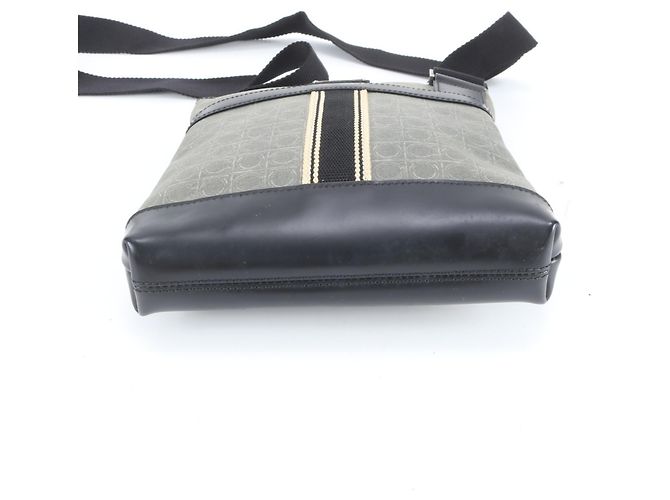 Borsa a Spalla in Pelle Gancini di Salvatore Ferragamo - vista 6