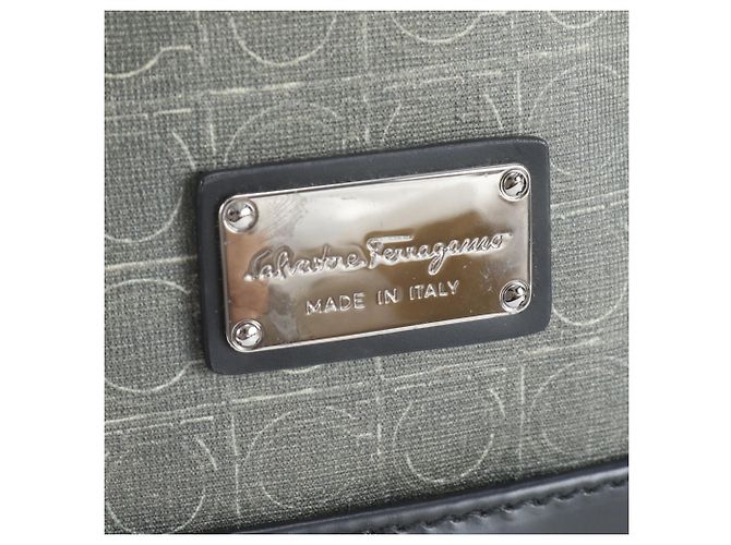 Borsa a Spalla in Pelle Gancini di Salvatore Ferragamo - vista 8