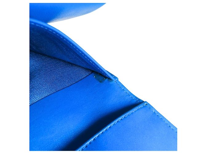 Billetera bi-fold Chanel en piel de ternera granulada azul - vista 12