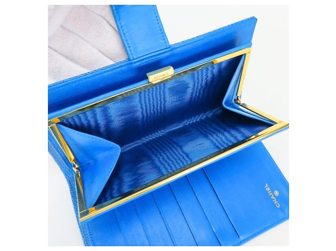 Billetera bi-fold Chanel en piel de ternera granulada azul - vista 13