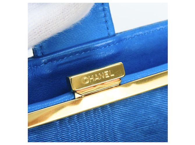 Billetera bi-fold Chanel en piel de ternera granulada azul - vista 14