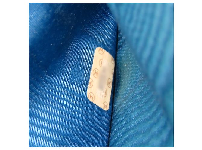 Billetera bi-fold Chanel en piel de ternera granulada azul - vista 18