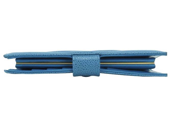 Billetera bi-fold Chanel en piel de ternera granulada azul - vista 4