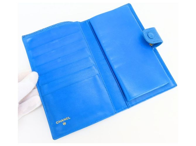 Billetera bi-fold Chanel en piel de ternera granulada azul - vista 8