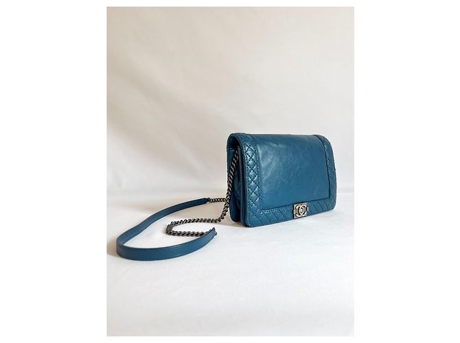 Borsa Chanel Boy blu scuro in pelle - vista 2