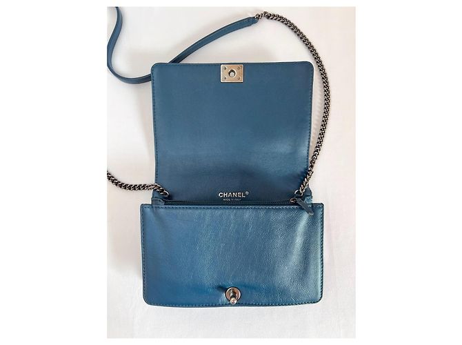 Borsa Chanel Boy blu scuro in pelle - vista 4