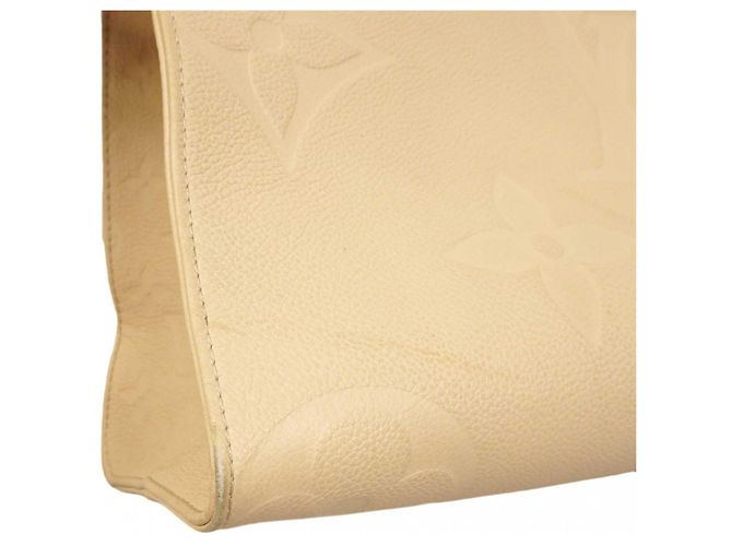 Borsa tote OnTheGo MM in Monogram Empreinte di Louis Vuitton Crudo - vista 10