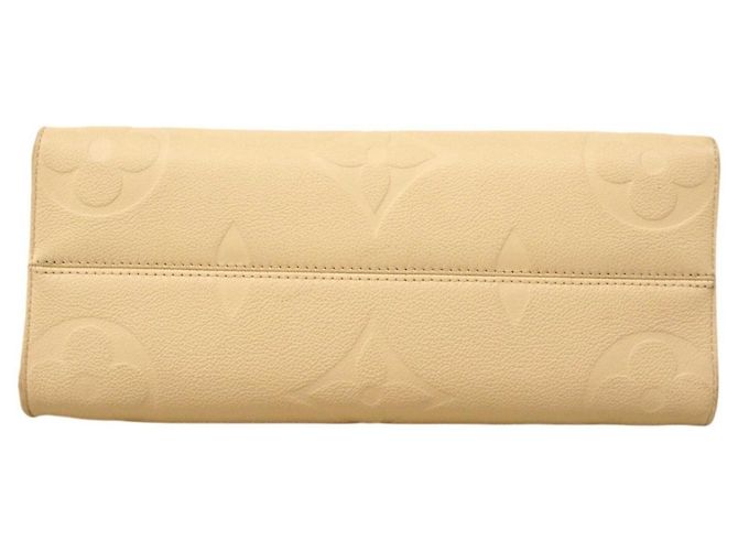 Borsa tote OnTheGo MM in Monogram Empreinte di Louis Vuitton Crudo - vista 3