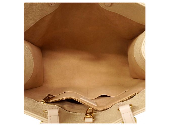 Borsa tote OnTheGo MM in Monogram Empreinte di Louis Vuitton Crudo - vista 4