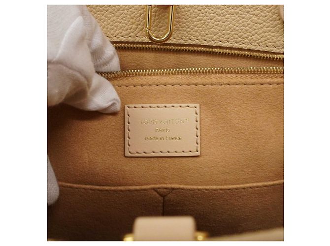 Borsa tote OnTheGo MM in Monogram Empreinte di Louis Vuitton Crudo - vista 5