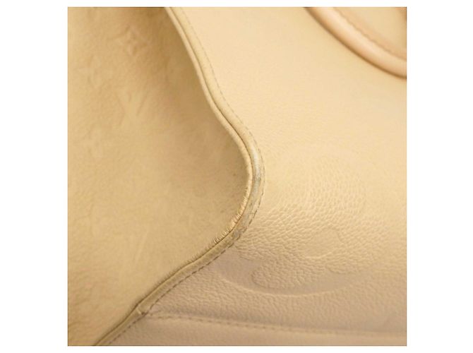 Borsa tote OnTheGo MM in Monogram Empreinte di Louis Vuitton Crudo - vista 6