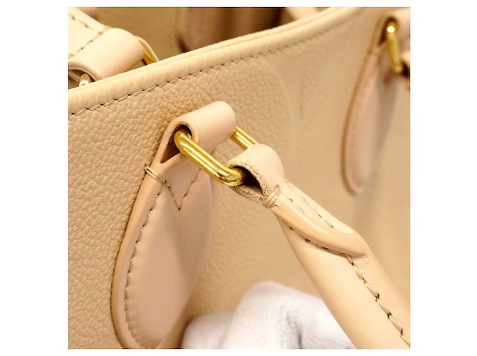 Borsa tote OnTheGo MM in Monogram Empreinte di Louis Vuitton Crudo - vista 8