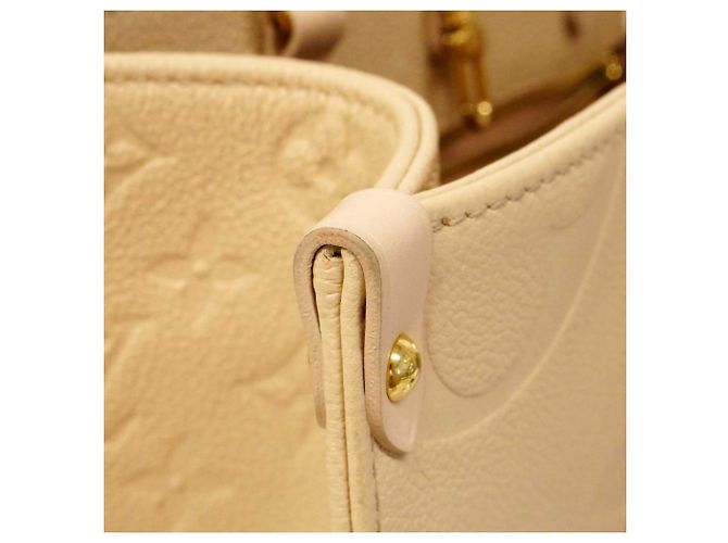 Borsa tote OnTheGo MM in Monogram Empreinte di Louis Vuitton Crudo - vista 9
