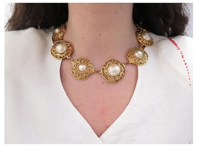 VINTAGE CHANEL NECKLACE CHOKER WITH MEDALLIONS IN PEARLS AND GOLDEN METAL - view 7